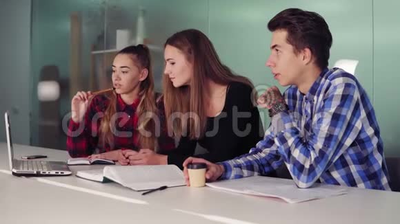 一群年轻的创意工作者在一个创意创业的工作环境中围绕着电脑在一个视频的预览图