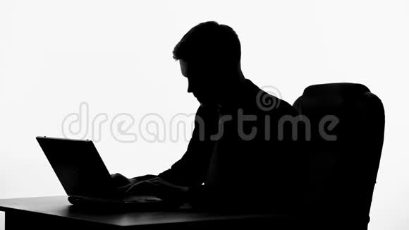成功的人在笔记本电脑上工作的影子胜利地举起手来好消息视频的预览图