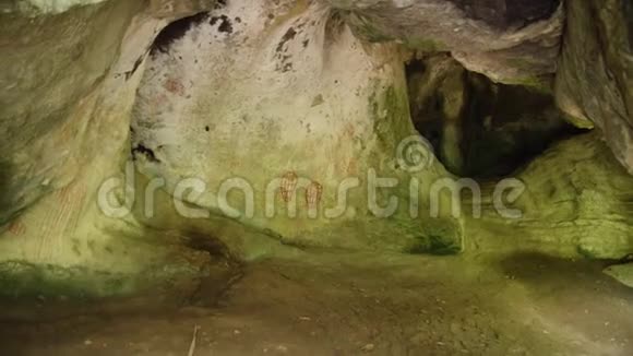 一个岩石洞穴入口视频的预览图