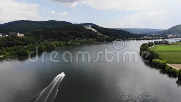 从空中观看多瑙河和沃尔哈拉纪念碑在山上多纳乌斯塔夫巴伐利亚德国快艇航行视频的预览图