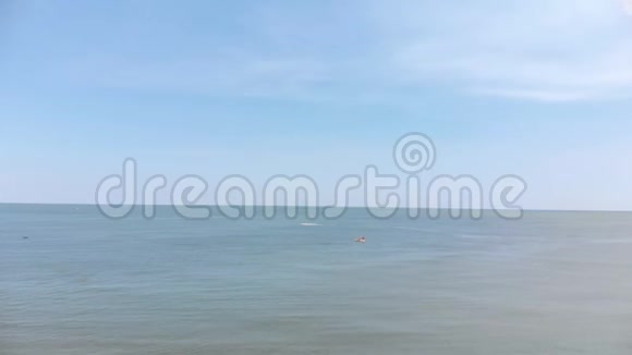 船在海上航行人们在海滩上晒日光浴鸟瞰海滩和大海大海上的波浪海洋海滩视频的预览图