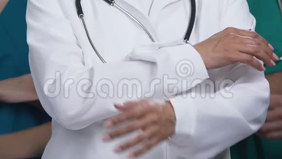 近距离接触经验丰富的医务人员双手交叉摆在摄像机前视频的预览图