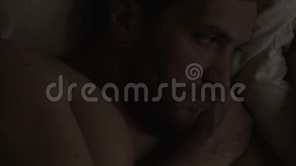 30多岁的男人躺在床上想着他的前女友失眠视频的预览图