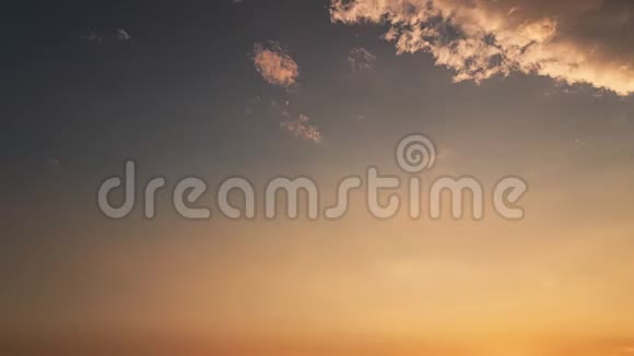 日落的天空明亮的戏剧天空和蓬松的云黄色橙色蓝色和洋红色视频的预览图