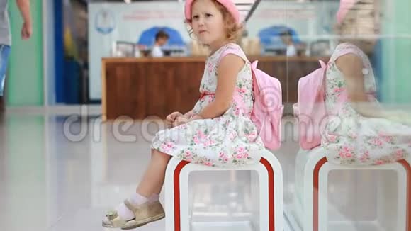 小女孩游客在机场等待他的旅行航班并唱歌视频的预览图