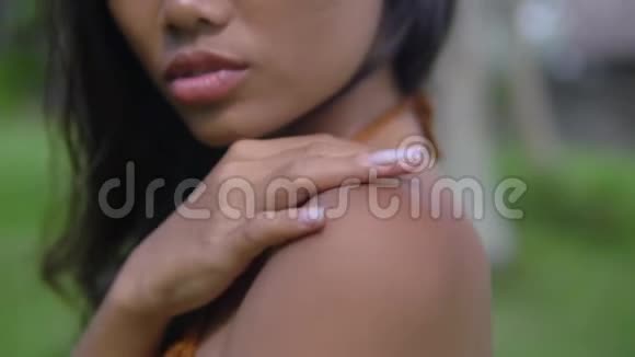 动作缓慢的女人的手靠近晒黑的肩膀修长的手指视频的预览图