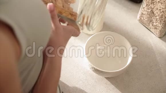 健康的早餐女人的双手用麦片粥盛碗视频的预览图