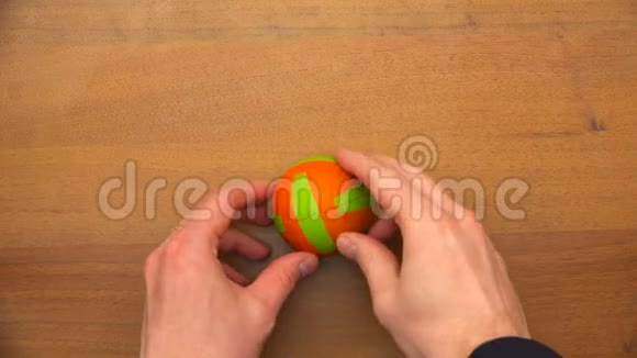 男人桌子上的手旋转一个小球视频的预览图