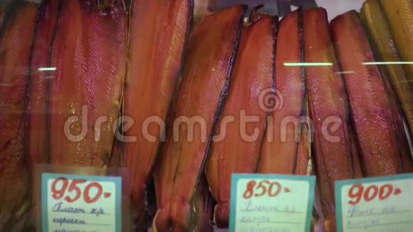 在鱼市的商店橱窗里摆满了熏制的咸红鲑鱼视频的预览图