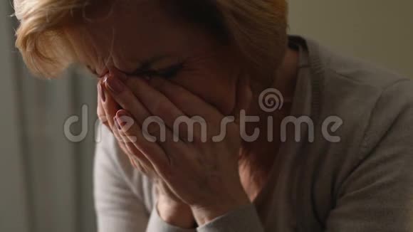 悲痛欲绝的女人哭着不能接受失去亲人的困难时期视频的预览图