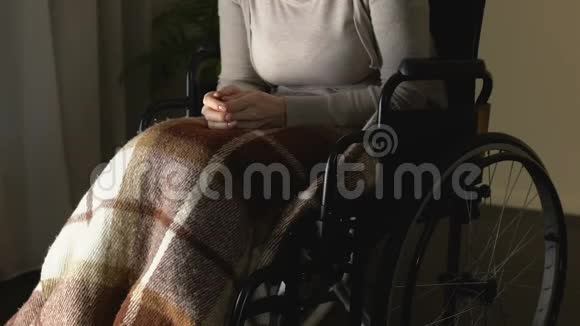 轮椅上的女士搓手晚年孤独被遗弃在养老院视频的预览图