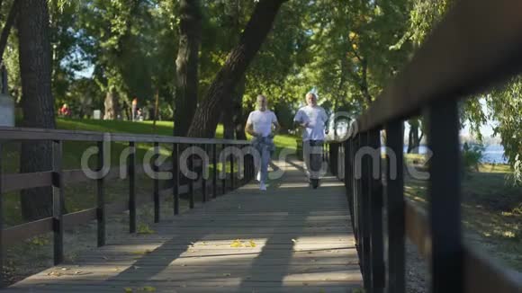 两位老年朋友一起慢跑晨公园健康的生活方式活动视频的预览图
