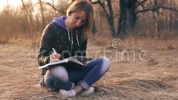 女生学习公园日落碑写书学习理念视频的预览图