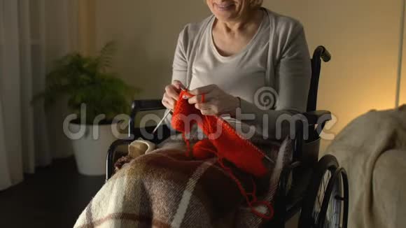 残疾妇女在房间里编织微笑经济上有保障的老年爱好视频的预览图