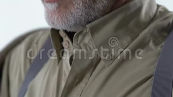 优雅的老人穿着夹克和纽扣衬衫时尚的服装风格视频的预览图
