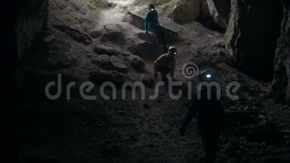 三个少年从黑暗的山洞里爬出来视频的预览图