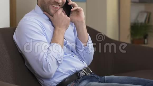 男人在智能手机上谈笑与朋友交谈交流视频的预览图