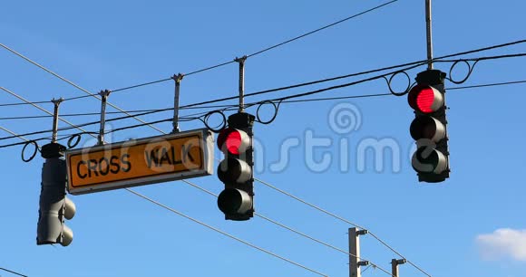 两个红色交通灯挂在电缆上视频的预览图
