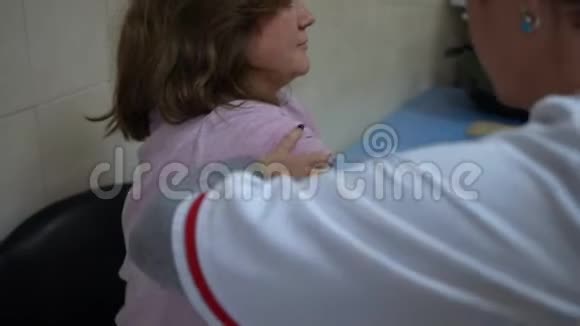 基辅乌克兰欧洲2019年10月预防病毒疫苗接种护士给女孩打针视频的预览图