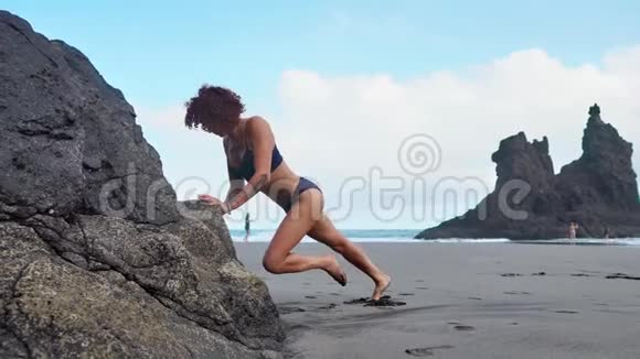 俯卧撑健身妇女在海滩外做俯卧撑锻炼适合女性运动模特女孩训练交叉视频的预览图