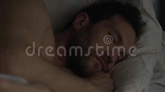 平心静气的长胡子男人睡在床上张开嘴呼吸健康睡眠视频的预览图