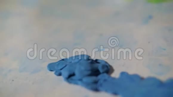 特写儿童手用蓝色塑料做图片上的天空视频的预览图
