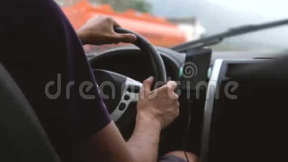 一个年轻人开车视频的预览图