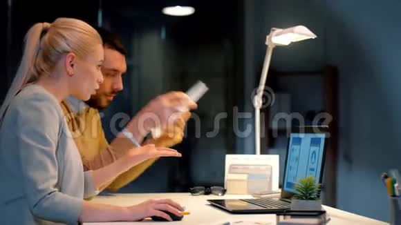 带笔记本电脑的UI设计师在夜间办公视频的预览图