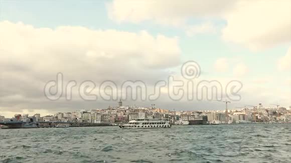 从BosphorusGalata塔的另一边观看Galata塔视频的预览图