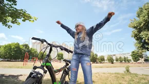 少年跳的女孩也对新自行车感到高兴视频的预览图