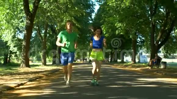 在公共公园跑步的有吸引力的运动员视频的预览图