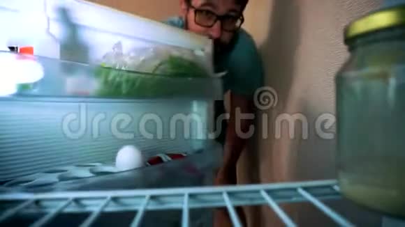 男人打开冰箱他半空露出脸拿起罐子视频的预览图