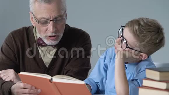 老人为孙子读书帮助做作业花时间在一起视频的预览图