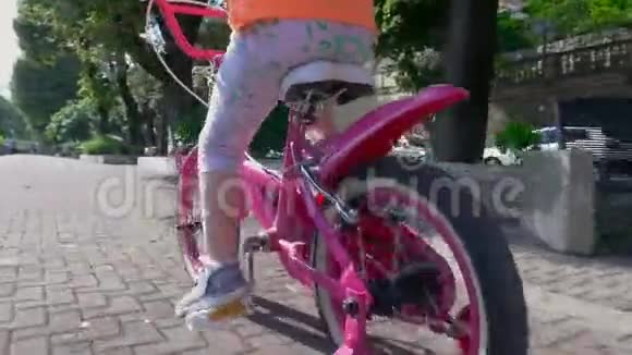 户外活动和小女孩一起骑自行车视频的预览图