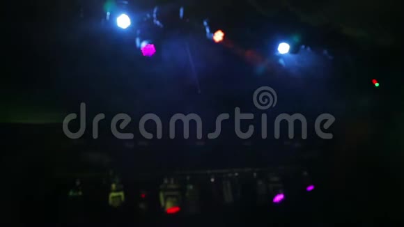 舞台上不同颜色的专业灯光在烟雾中模糊视频的预览图