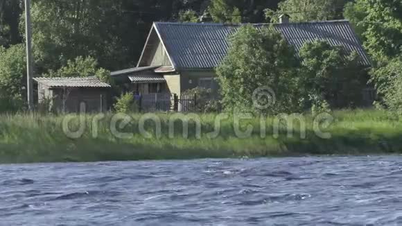 夏日河边的旧木屋视频的预览图
