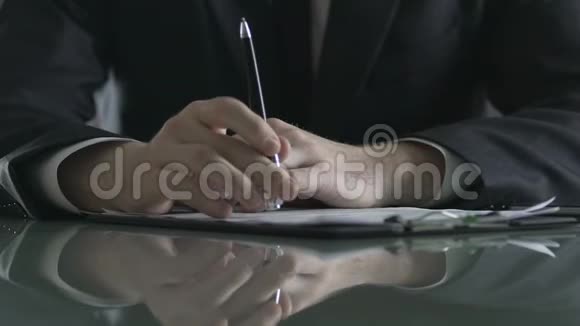 财务经理手握笔想合同做决策视频的预览图