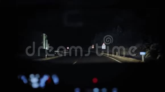 从车内观看夜间冬季公路视频的预览图