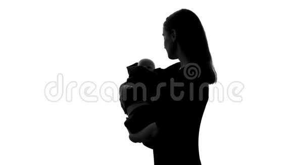 女人抱着娃娃当自己的孩子为失去的新生儿悲伤流产视频的预览图