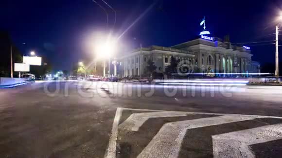乌克兰敖德萨火车站附近十字路口夜间延时录像视频的预览图