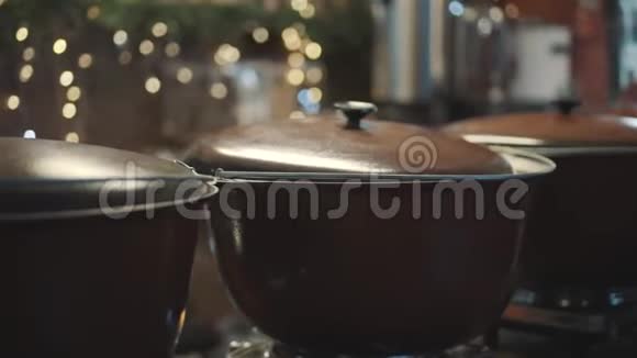 巨大的平底锅在圣诞节的节日里有热覆盖的葡萄酒带传统覆盖葡萄酒的街头商店提供最新热酒视频的预览图