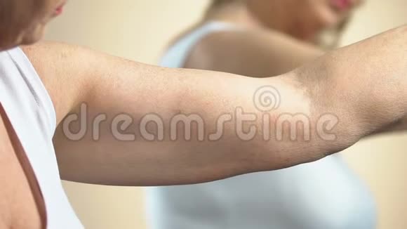 年老的女人看着手臂上的皮肤照顾自己衰老的变化视频的预览图