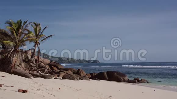 美丽的海滩白色的沙子和被海洋冲刷的大石头视频的预览图