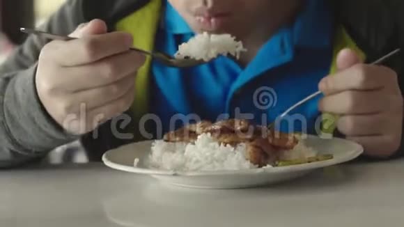 可爱的泰国男孩吃炒饭视频的预览图