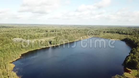 美丽的Krasnodvor湖景观视频的预览图