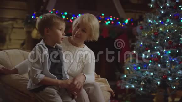 奶奶在圣诞夜和孙子说话视频的预览图