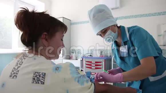 护士从病人身上取血视频的预览图