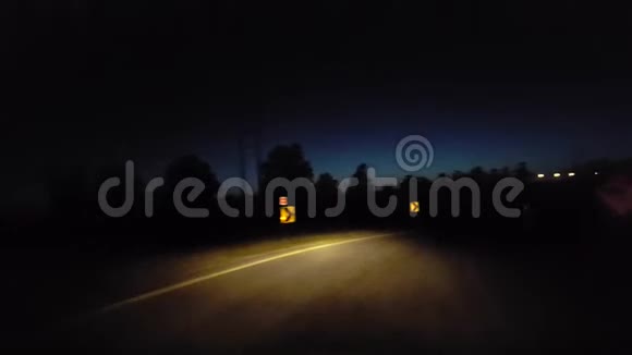晚上开车上城市公路司机视角POV进入城市州际公路从坡道高速公路或高速公路视频的预览图