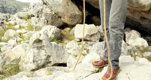 男子徒步旅行者在乡下4k持绳视频的预览图