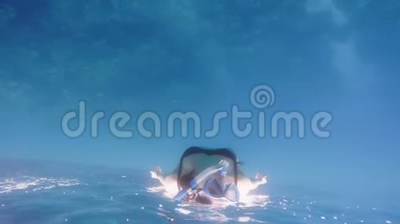 女人潜水慢镜头以一个不寻常的角度拍摄视频的预览图